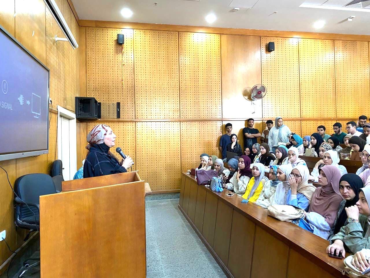 مناقشة التدريب الصيفى لطلاب الفرقة الثانية (المستوى الثالث) بقسم طباعة المنسوجات والصباغة والتجهيز 